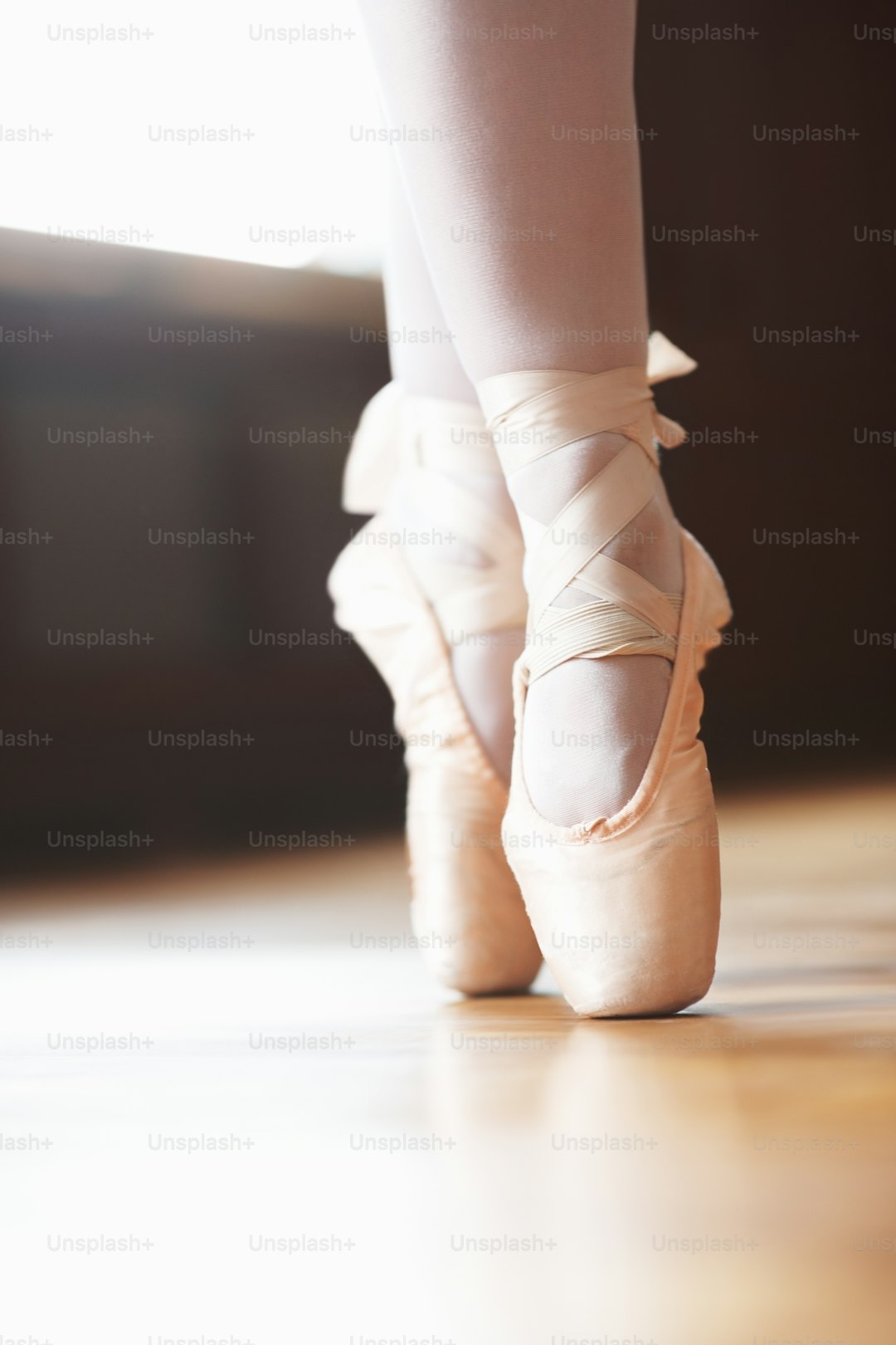 Giải mã giấc mơ thấy mình xem múa ballet cổ điển, biểu tượng cho sự duyên dáng, thanh lịch và khát vọng nghệ thuật.