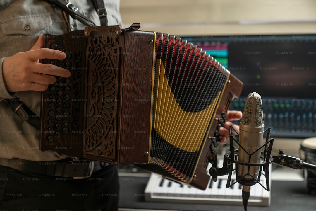 Giải mã giấc mơ thấy tiếng đàn accordion vui nhộn: Phản ánh sự lạc quan, yêu đời và khả năng lan tỏa niềm vui đến mọi người xung quanh