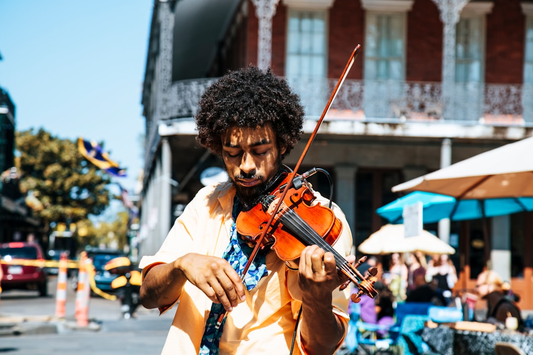 Nằm mơ thấy mình biểu diễn violin trước đám đông: Thể hiện mong muốn được tỏa sáng và khẳng định tài năng, đồng thời nhắc nhở về sự cần thiết của luyện tập và kiên trì.