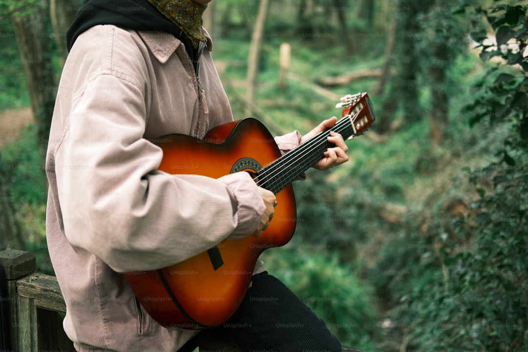 Mơ thấy nhạc sĩ guitar cổ điển biểu diễn: Biểu tượng của sự lãng mạn, phóng khoáng và khả năng thể hiện cảm xúc một cách chân thật