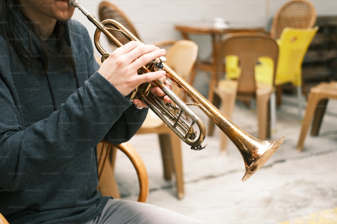 Mộng thấy tiếng kèn trumpet vang lên trong một lễ hội náo nhiệt thể hiện sự vui vẻ và hào hứng, đồng thời khơi gợi niềm đam mê và sự sáng tạo trong bạn.