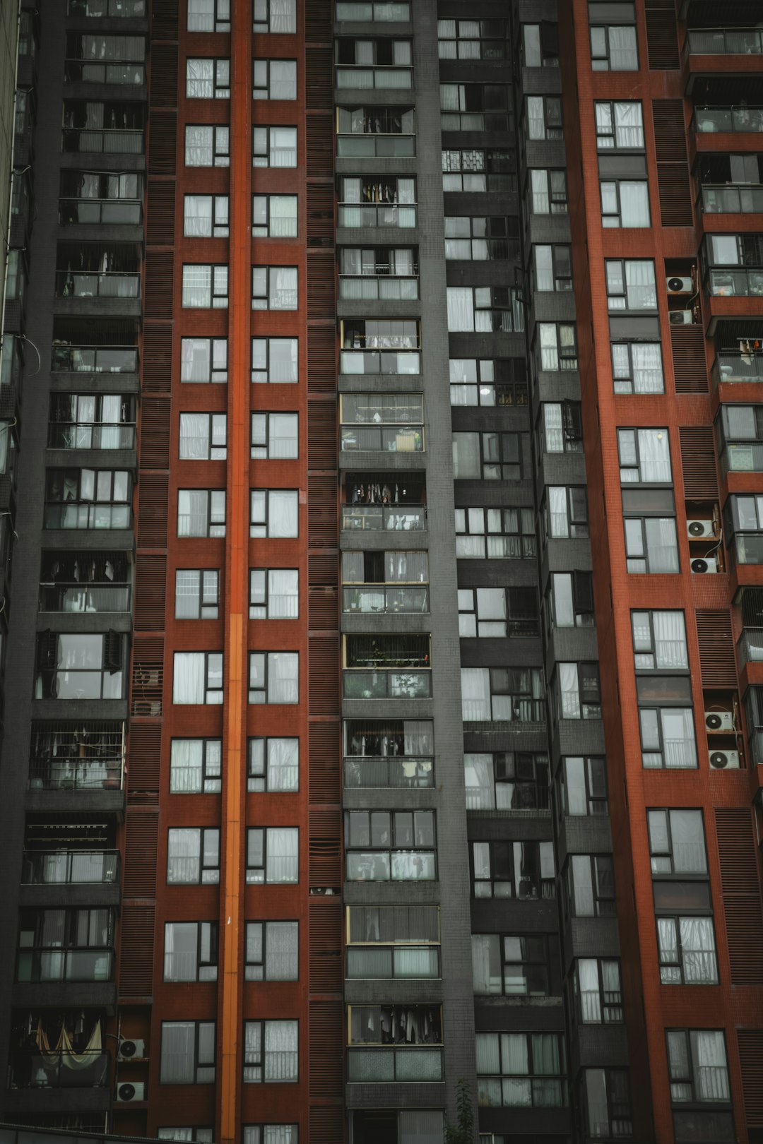 A very tall building with lots of windows