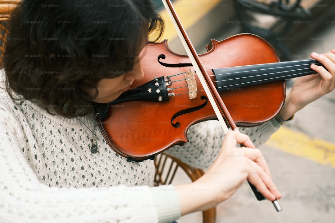 Giải mã giấc mơ thấy ai đó chơi violin rất hay: Ngưỡng mộ tài năng của người khác hoặc mong muốn được học hỏi, phát triển bản thân, tham khảo sổ mơ để biết thêm chi tiết.