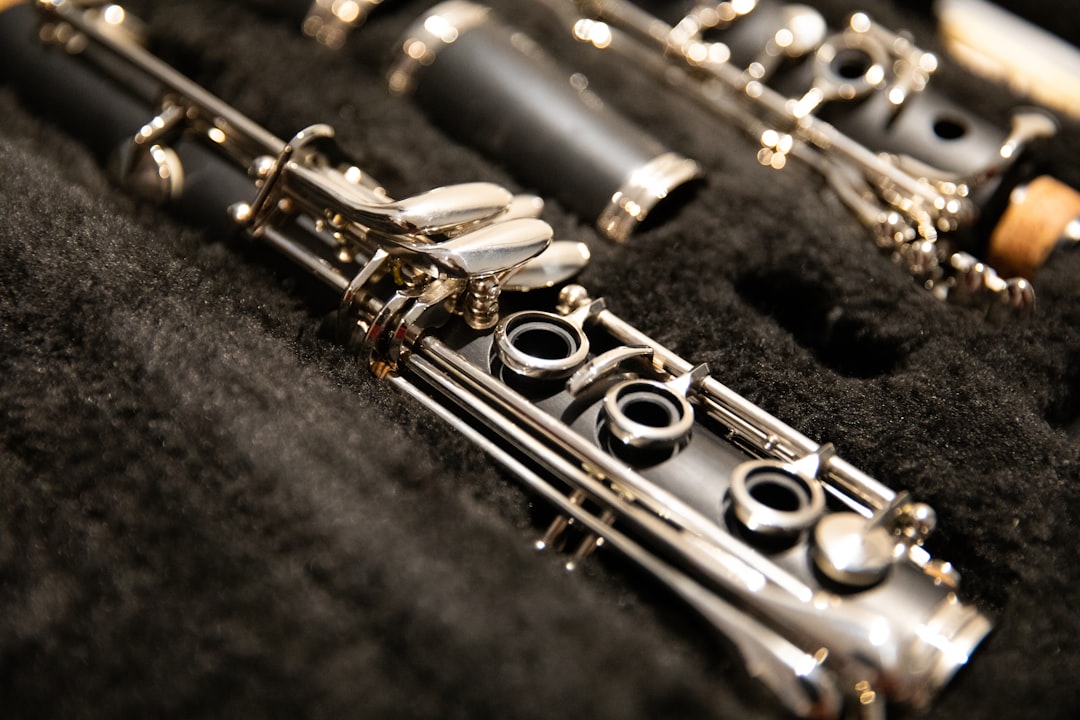 Giải mã giấc mơ thấy tiếng kèn clarinet réo rắt vang lên trong một quán rượu ồn ào có ý nghĩa gì về sự vui vẻ và hòa đồng, giúp bạn kết nối với những người xung quanh và tận hưởng cuộc sống một cách trọn vẹn.