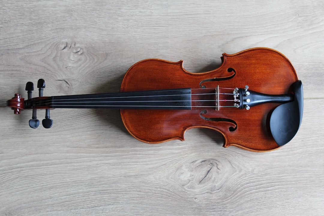 Nằm mơ thấy cây violin bị hỏng: Cảnh báo về sự mất mát hoặc thất vọng trong lĩnh vực nghệ thuật, đồng thời nhắc nhở bạn cần chú ý đến sức khỏe tinh thần và tìm kiếm sự hỗ trợ khi cần thiết để vượt qua giai đoạn khó khăn.