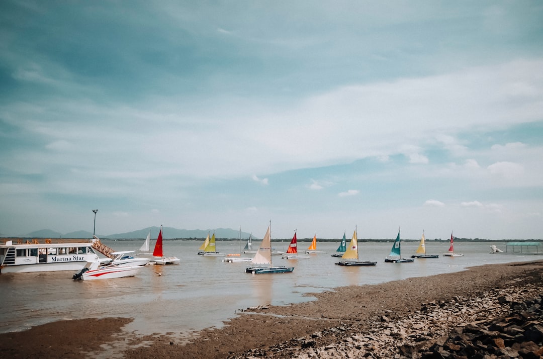 Ngủ mơ thấy mình đang nghe nhạc yacht rock trên du thuyền: Giải mã giấc mơ về sự sang trọng, thoải mái, cuộc sống thượng lưu và những trải nghiệm đáng nhớ, liệu sổ mơ lô đề có gợi ý gì?