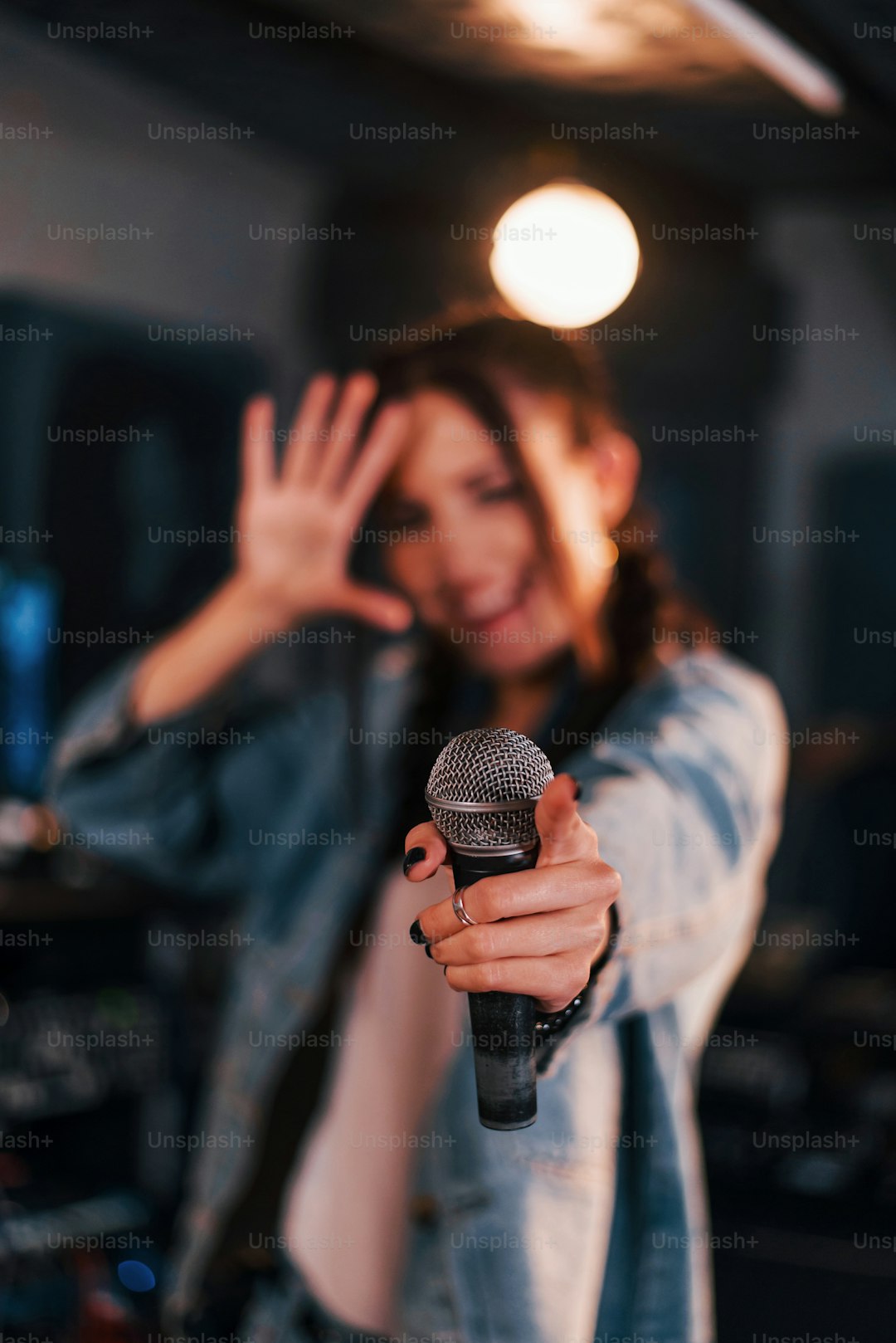 Mơ thấy nhạc karaoke vui nhộn cùng bạn bè: Biểu tượng của sự gắn kết và chia sẻ, gợi ý về việc tận hưởng những khoảnh khắc đáng nhớ bên cạnh những người thân yêu