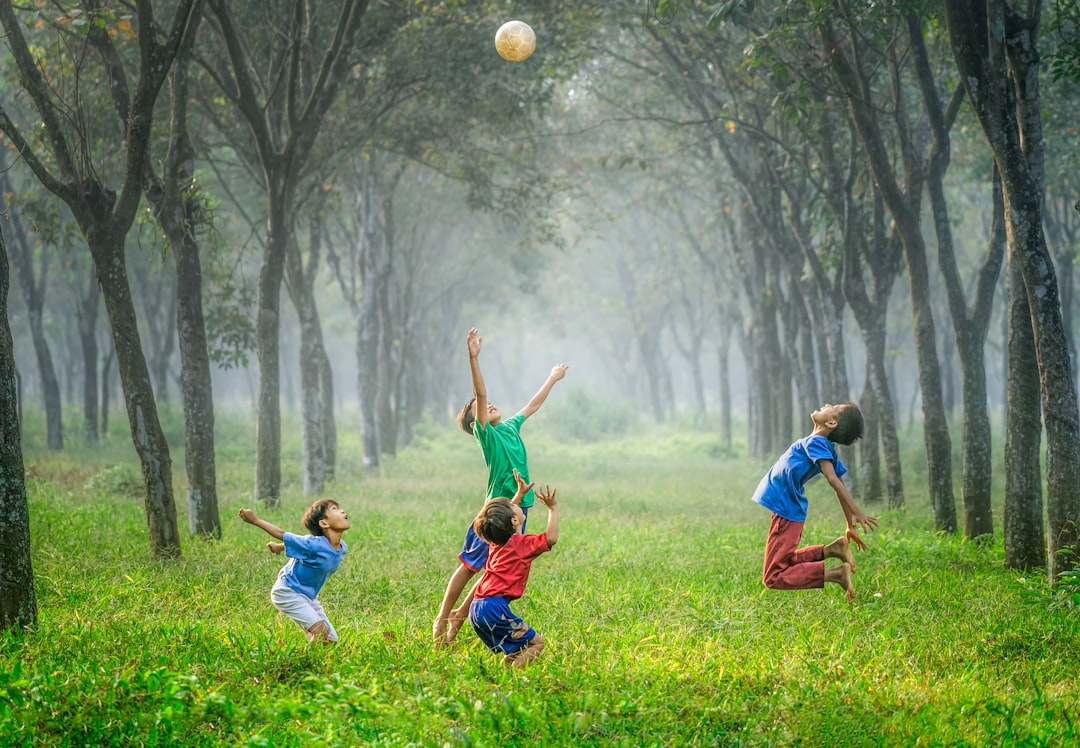 Mơ thấy nhóm bạn bè đang vui vẻ chơi đùa mang đến thông điệp về sự kết nối và tình bạn