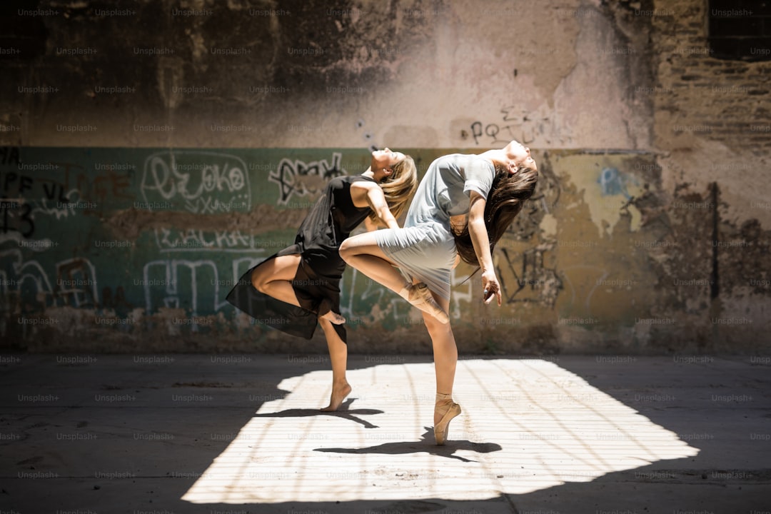 Mơ thấy mình đang nhảy dance trong vũ trường: Cảnh báo về sự mất kiểm soát, bốc đồng và những hành động thiếu suy nghĩ gây ra hậu quả nghiêm trọng