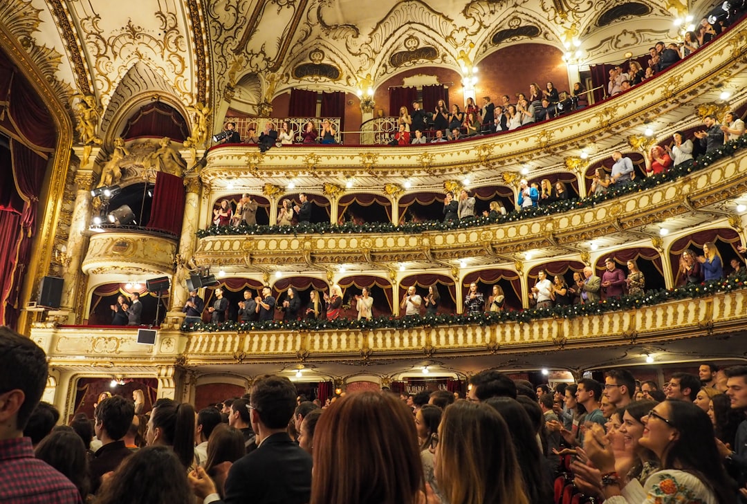 Nằm mơ thấy ca sĩ opera đang hát trên sân khấu: Báo hiệu những cơ hội mới trong sự nghiệp, đặc biệt là trong lĩnh vực nghệ thuật và sáng tạo, hãy tự tin thể hiện khả năng của bản thân để đạt được thành công và được công nhận