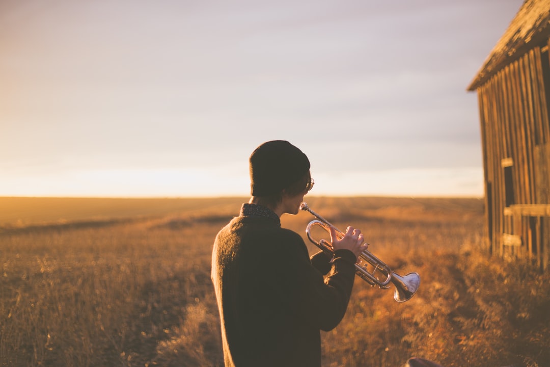 Ngủ mơ thấy tiếng kèn trumpet trong dàn nhạc: Dự báo về sự thành công, danh tiếng và những cơ hội thăng tiến trong sự nghiệp