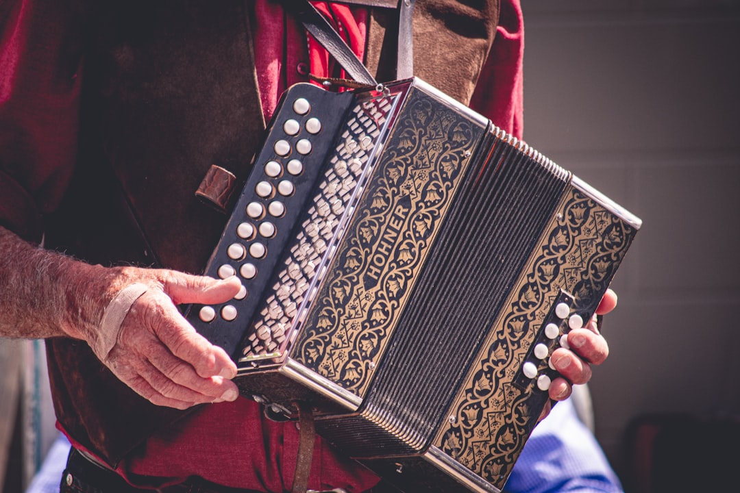 Ý nghĩa giấc mơ về đàn accordion: Sự kết nối, hòa hợp và khả năng thích ứng với những môi trường khác nhau