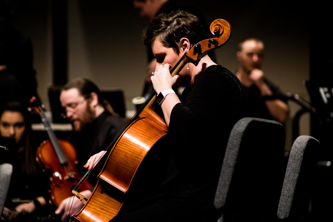 Nằm mơ thấy cây vĩ kéo trên dây đàn violin cổ điển: Thể hiện sự đam mê, nhiệt huyết và mong muốn được theo đuổi ước mơ, hãy dũng cảm vượt qua mọi khó khăn và không ngừng nỗ lực để đạt được thành công.