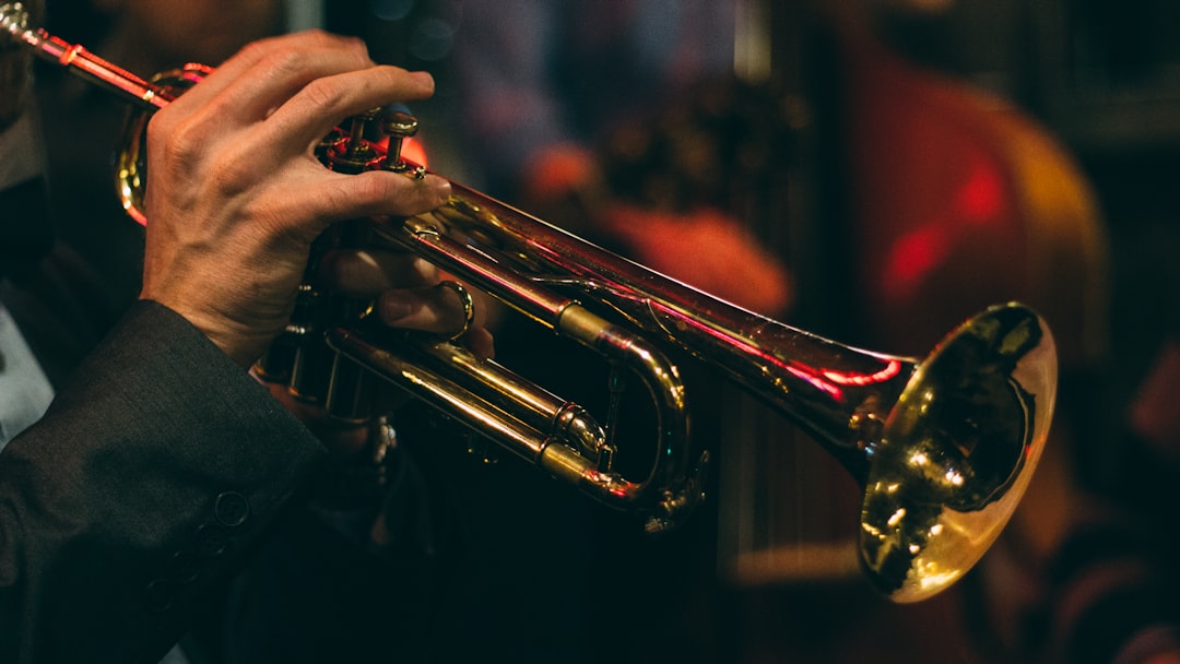 Giải mã giấc mơ thổi kèn trumpet: Thể hiện sự tự tin, mạnh mẽ và khả năng thu hút sự chú ý, hãy sử dụng những phẩm chất này để đạt được mục tiêu trong công việc và cuộc sống.