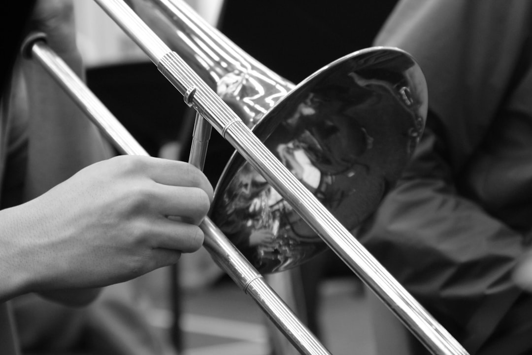 Giải mã giấc mơ thấy tiếng kèn trombone trầm ấm vang lên trong một buổi hòa nhạc jazz có ý nghĩa gì về sự linh hoạt và khả năng ứng biến, giúp bạn thích nghi với những thay đổi trong cuộc sống và tìm thấy những cơ hội mới.