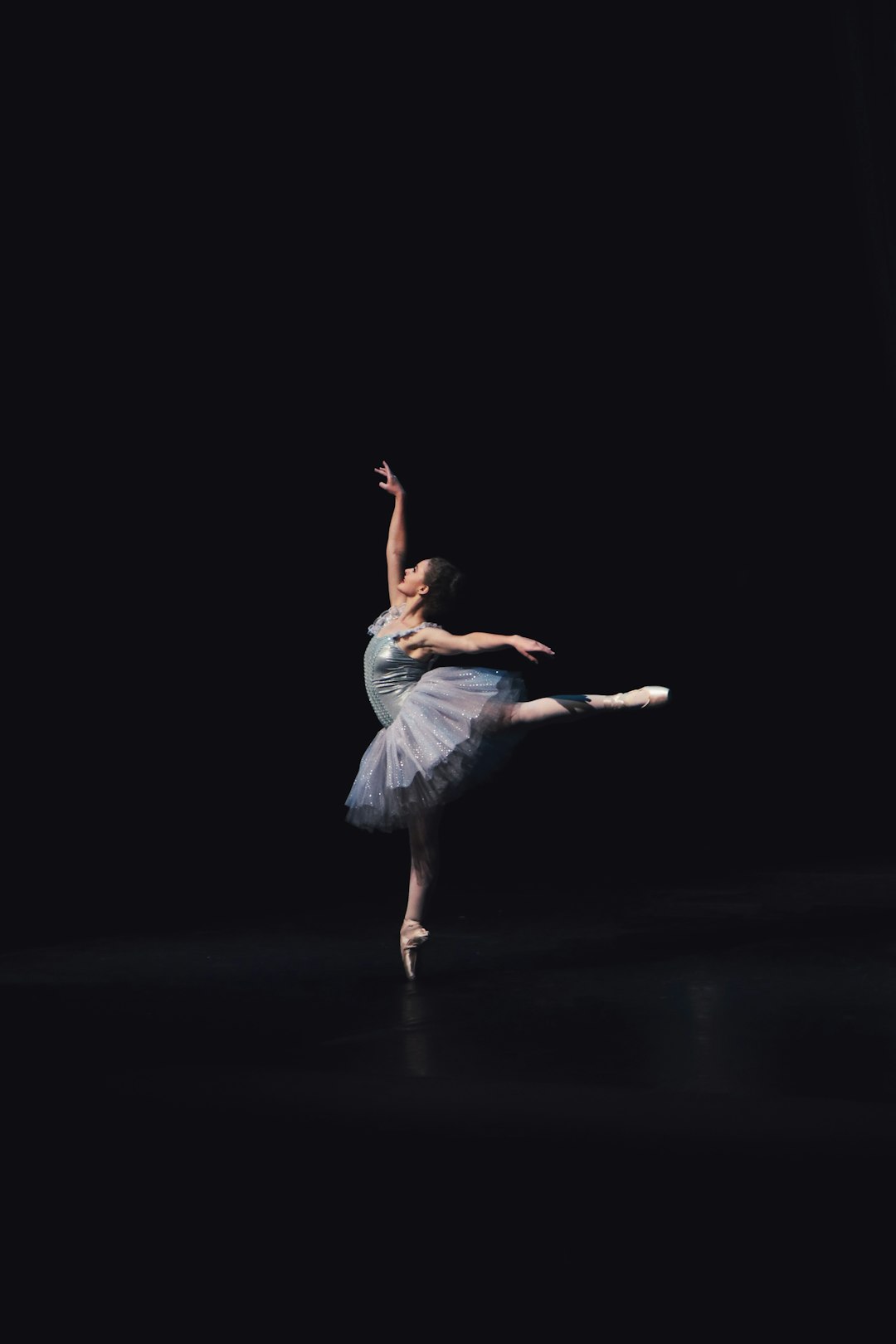 Mơ thấy những vũ công ballet đang biểu diễn trên nền nhạc cổ điển, uyển chuyển và duyên dáng: Dấu hiệu cho thấy bạn đang khao khát sự hoàn hảo và vẻ đẹp. Hãy cố gắng hoàn thiện bản thân và theo đuổi những ước mơ của mình.