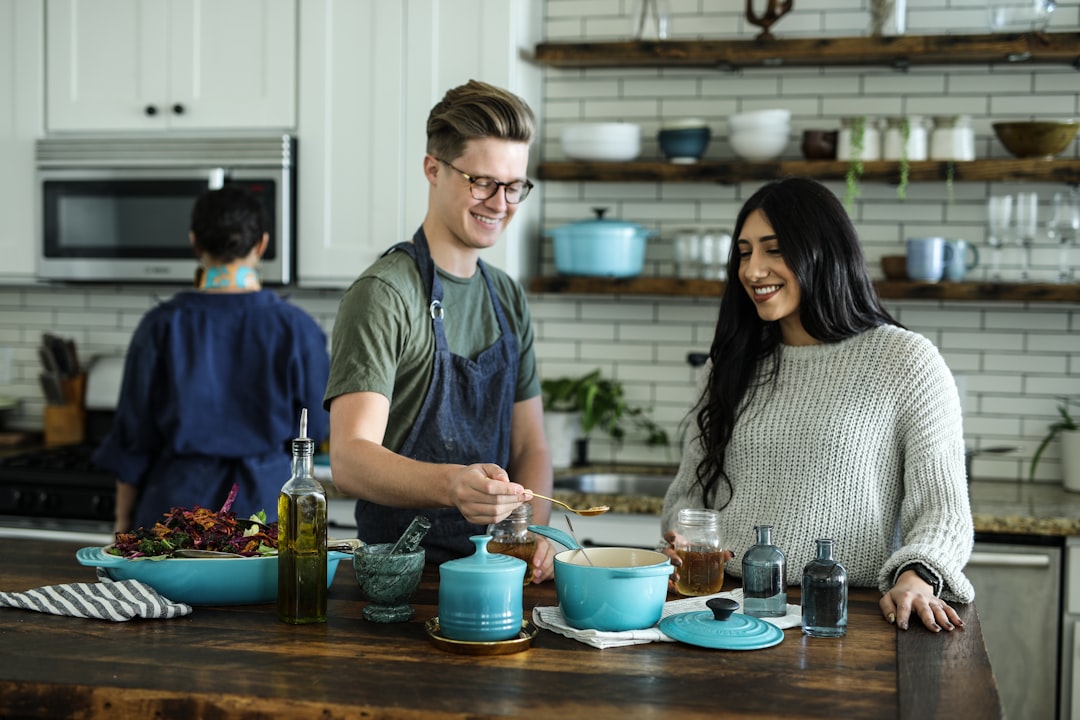 Mơ thấy bạn bè nấu ăn: Chia sẻ niềm vui và sự ấm áp, tạo nên những kỷ niệm đáng nhớ và củng cố tình bạn